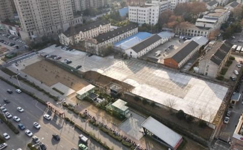 闲置地变身便民停车场，居民告别停车难，共享便捷新生活