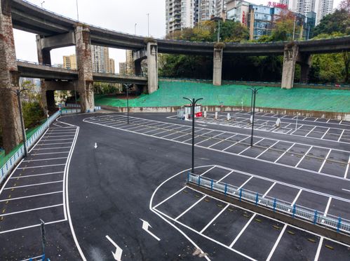南岸转转桥荒地变身停车场 解决停车难问题，便民服务再升级